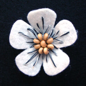 fiorellino lenci con perle legno e ricamo - col. Bianco