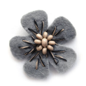 fiorellino lenci con perle legno e ricamo - col. Grigio