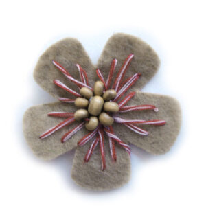 fiorellino lenci con perle legno e ricamo - col. Noce