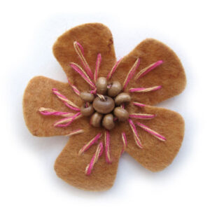 fiorellino lenci con perle legno e ricamo - col. Cammello