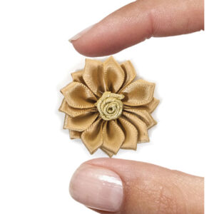 fiore mm. 35 con petali raso e rosellina centrale - col. Senape