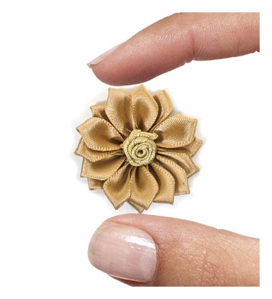 fiore mm. 35 con petali raso e rosellina centrale - col. Senape