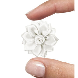 fiore mm. 35 con petali raso e rosellina centrale - col. Bianco