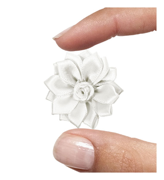 fiore mm. 35 con petali raso e rosellina centrale - col. Bianco