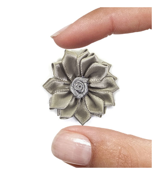 fiore mm. 35 con petali raso e rosellina centrale - col. Grigio