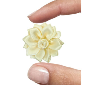 fiore mm. 35 con petali raso e rosellina centrale - col. Avorio